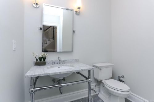 10 Coralyn Rd, Scarsdale NY  10583-7404 exterior