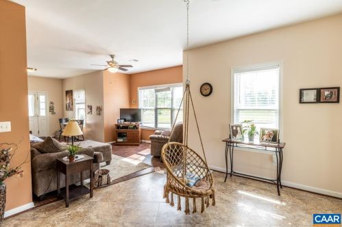 138 Villa Cir, Bybee, VA 22963-2086