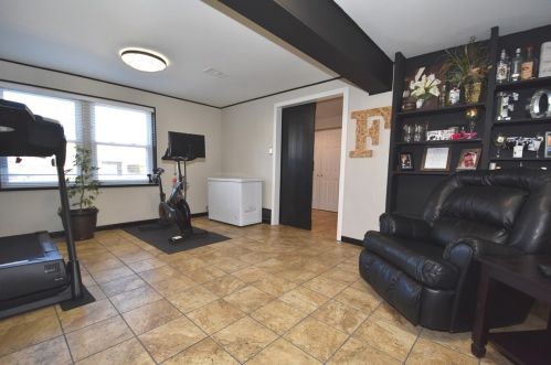 4669 Marina Dr, Whitaker PA  15120-2981 exterior