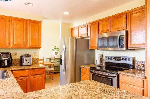 1408 Greenfield Cir, Pinole CA  94564-2136 exterior