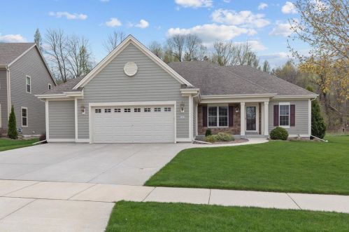 1937 Tumbleweed Cir, West Bend, WI 53095-8561