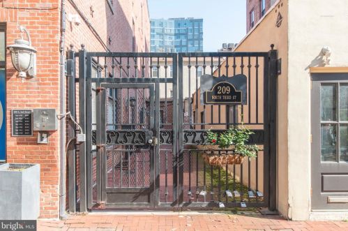209 3rd St, Philadelphia PA  19106-1923 exterior