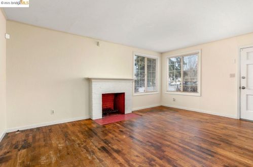 637 Almanza Dr, Oakland, CA 94603-3507