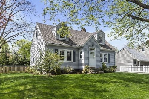 20 Acushnet Ave, Worcester, MA 01606-1818