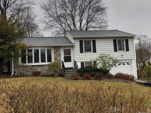 39 Maidstone Dr, Mahopac, NY 10541-2144