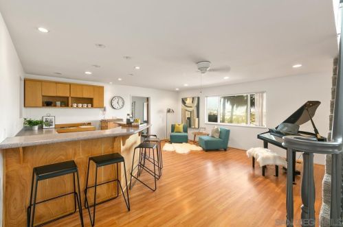 2125 Locust St, San Diego CA  92106-1622 exterior