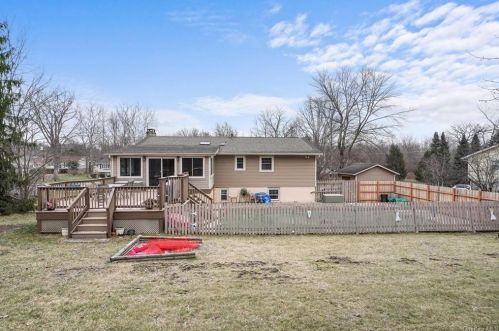 16 Vorndran Dr, New Hamburg NY  12590-4517 exterior