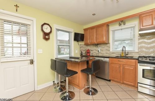 122 8th Ave, Manville NJ  08835-1250 exterior