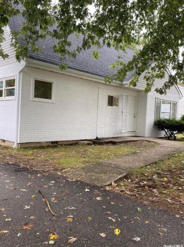 8 Emerald Ln, Amityville, NY 11701-2012