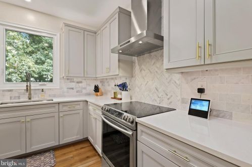 526 Beauregard Dr, Leesburg VA 20175-8924 exterior