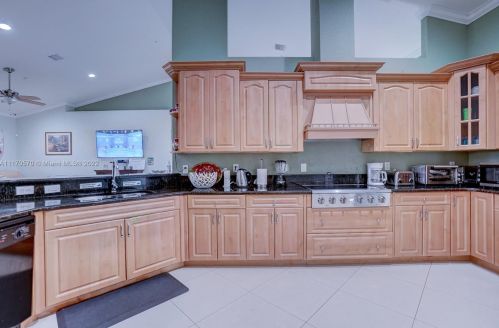 160 Saratoga Ave, Fort Pierce FL  34953-5974 exterior