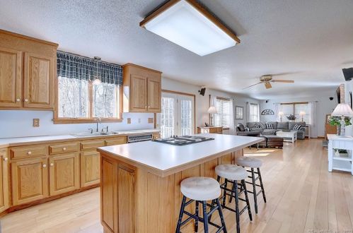 141 Streamside Ln, New Britain, CT 06052-1564