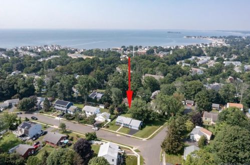 128 Hilltop Cir, Milford, CT 06460-7559