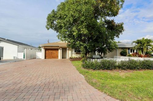 637 103rd Ave, Naples FL  34108-3220 exterior