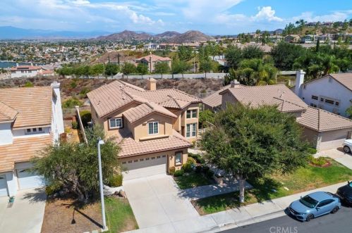 7 Villa Valtelena, Lake Elsinore CA  92532-0110 exterior