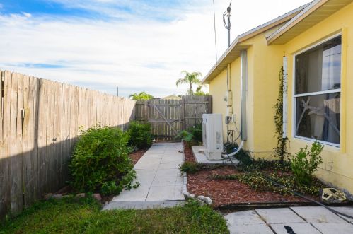 325 Gulfstream Ave, Fort Pierce FL 34983-1219 exterior