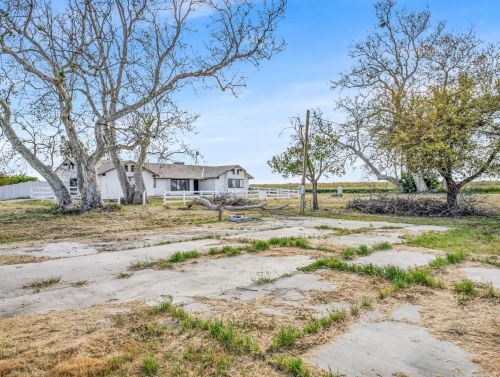 855 Mount Whitney Ave, Laton CA  93242-9724 exterior