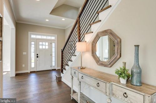 7138 Taylor Rd, Falls Church, VA 22043-1146