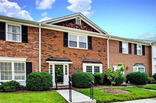 21 Fountain Manor Dr, Greensboro, NC 27405-8062