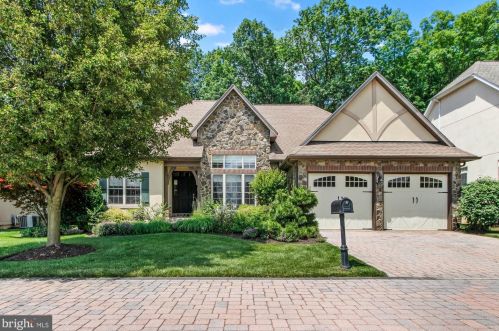 8 Brookside Ln, Gettysburg, PA 17325-2015