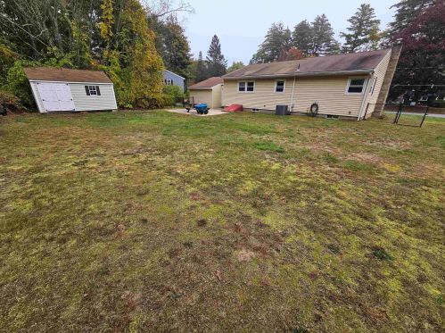 6 Gln Denin Dr, Salem NH  03079-2302 exterior
