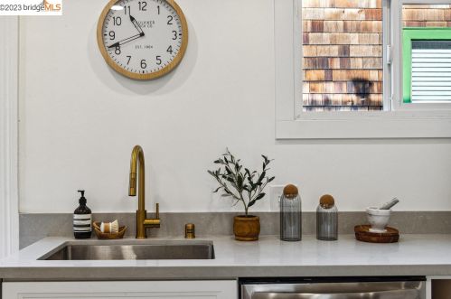 4143 Howe St, Oakland CA 94611-5117 exterior