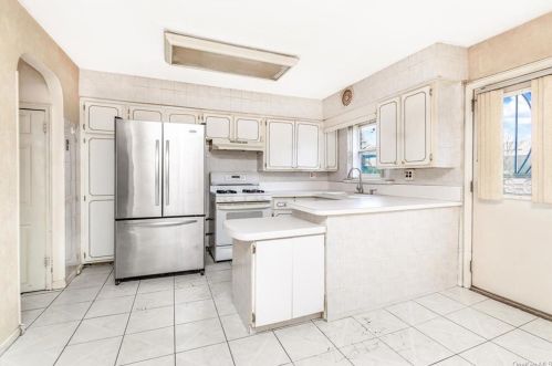 1141 Allerton Ave, Bronx, NY 10469-5316