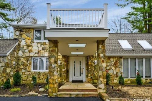 32 Valley Rd, Westbury, NY 11568-1016