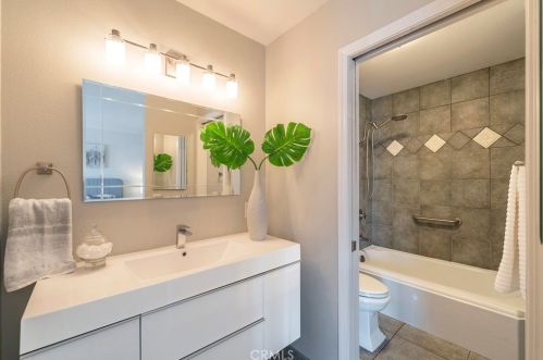 309 Regatta Way, Seal Beach CA  90740-5985 exterior