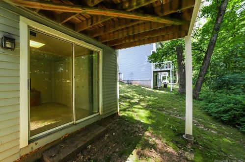 32 Quarry Village Rd, Cheshire CT  06410-2059 exterior