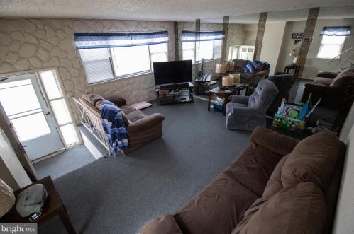 1281 Lakeshore Dr, Camden, NJ 08104-2631