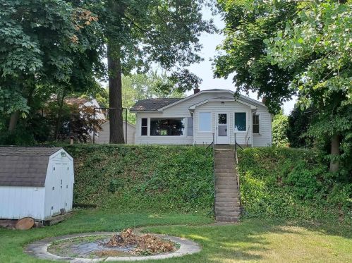 2415 Lakeshore Dr, Kansasville, WI 53139-9558