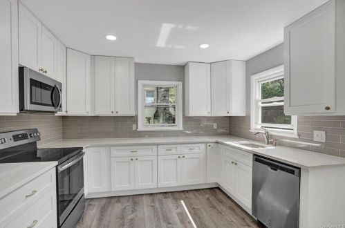 348 Sarles Ln, Pleasantville, NY 10570-1946