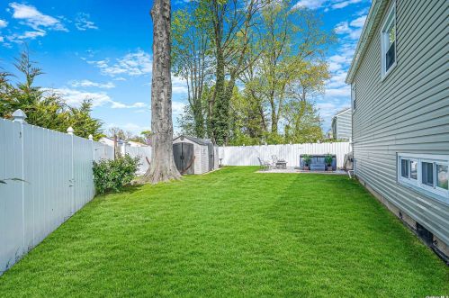 5 Victoria Rd, Babylon NY  11703-1406 exterior