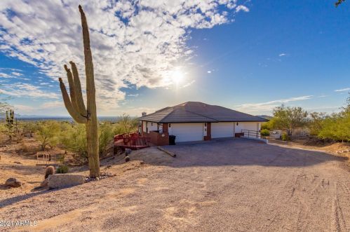 3714 Hawes Rd, Mesa, AZ 85207-9751