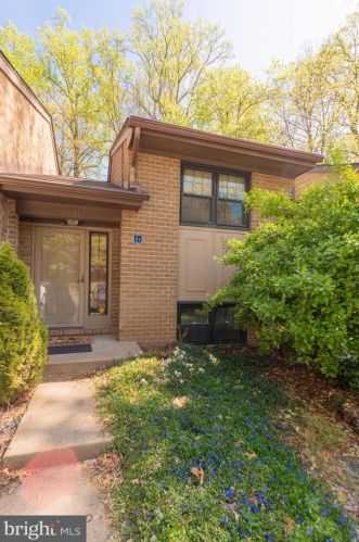 2031 Headlands Cir, Herndon VA  20191-3640 exterior