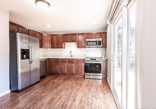 36 Lincoln Dr, Gales Ferry CT  06335-1627 exterior