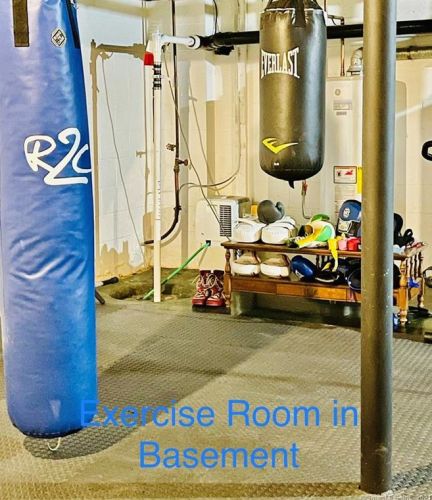 68 Janet Cir, Bridgeport CT  06606-2669 exterior