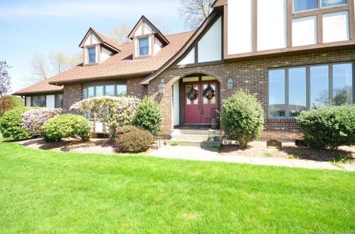 49 Holyoke Dr, Manchester, CT 06040-6769