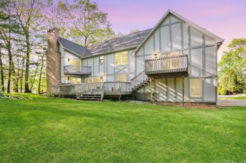 88 Red Barn Rd, Bridgeport, CT 06611-1059
