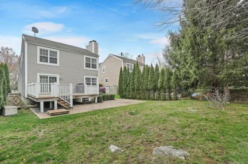 118 Hitching Post Ln, Yorktown Hgts NY  10598-2833 exterior
