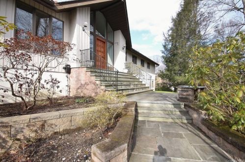 52 Suzanne Ln, Pleasantville, NY 10570-1520