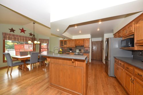 13745 Maple Ridge Rd, Waukesha, WI 53151-6885