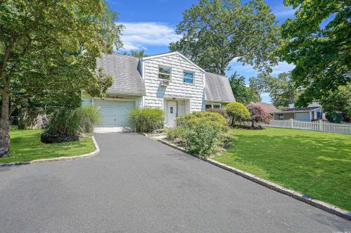 27 All Points Ter, Holbrook, NY 11741-1303