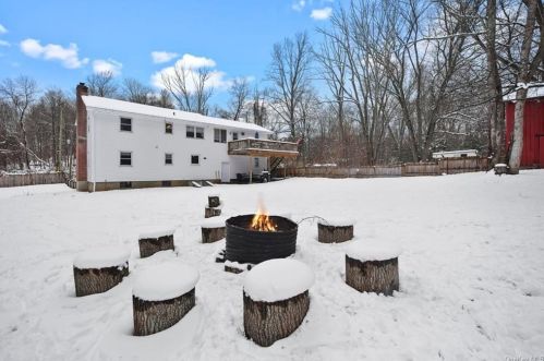 385 Saw Mill River Rd, Yorktown Hgts NY  10598-6131 exterior