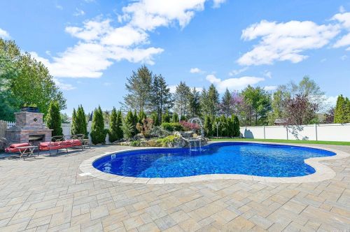 50 Pinehurst Dr, Mount Sinai NY  11766-3421 exterior