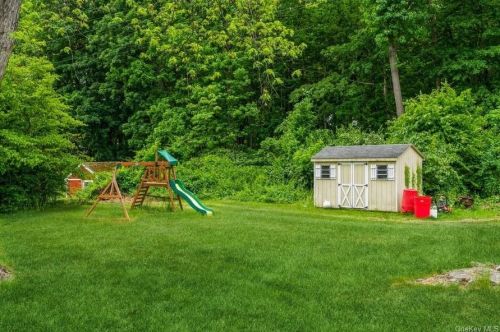 6 Erie Ln, New Hamburg, NY 12590-4009