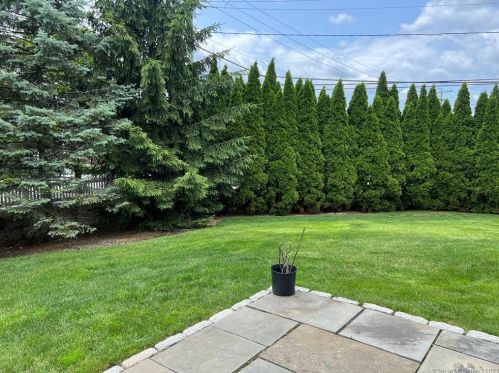 865 High Ridge Rd, Stamford CT  06905-1606 exterior