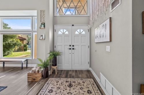 28070 Charles Dr, Santa Clarita, CA 91350-1970