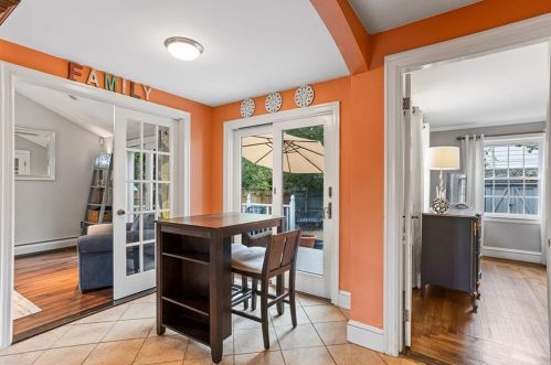 42 Pelham Pkwy, North Providence RI  02911-2915 exterior